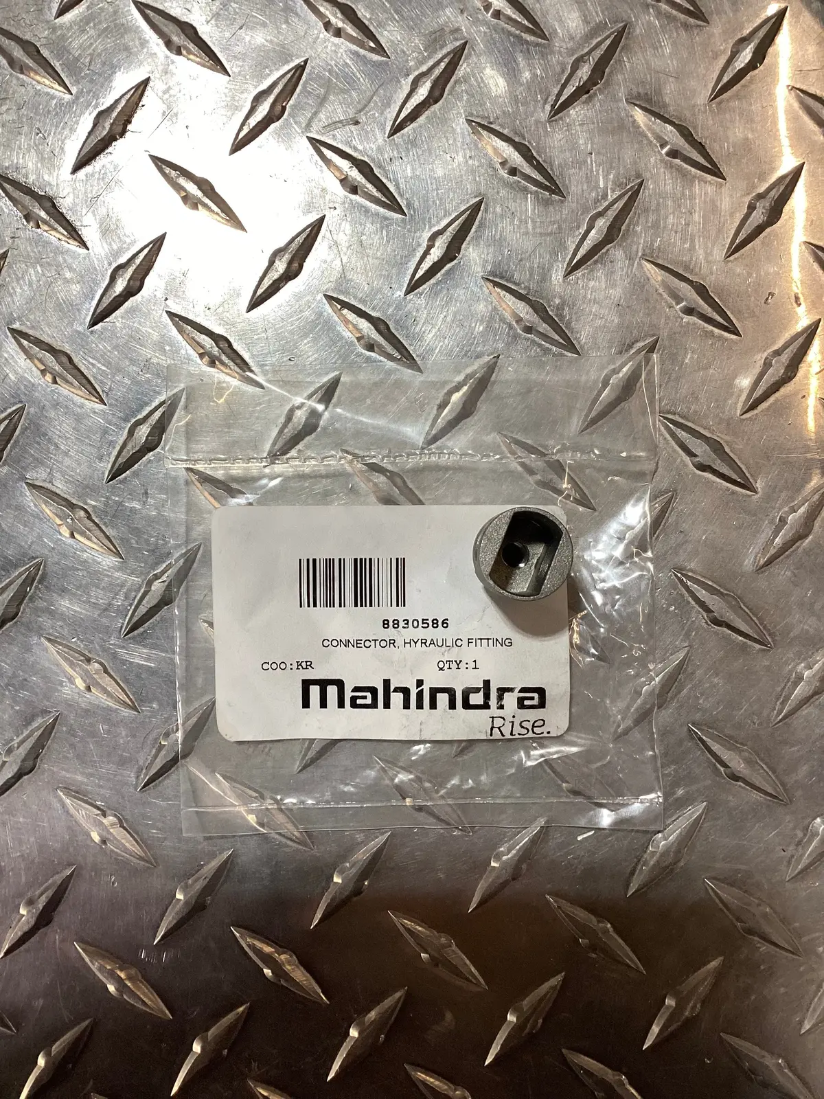 Mahindra / Tym Besko Valve Connector 8830586 1