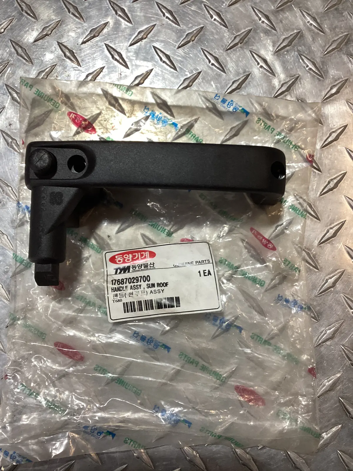 Tym/Mahindra Sunroof Handle, 17687029700 1
