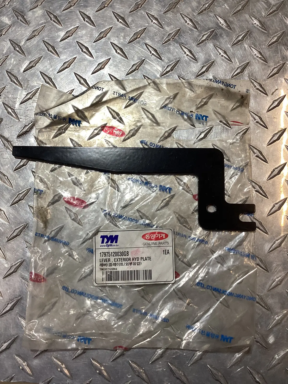 Tym Exterior Hyd Plate Lever 17975120030Dg 1