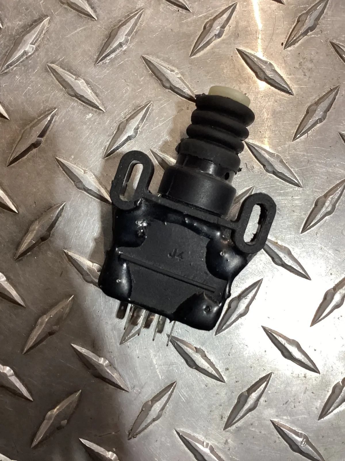 Mahindra Tractor Pto Switch, 000013058P05 1