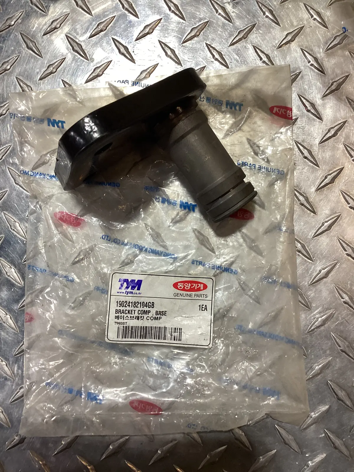 Tym/Mahindra Front Fender Base Bracket, 19024182104Gb 1