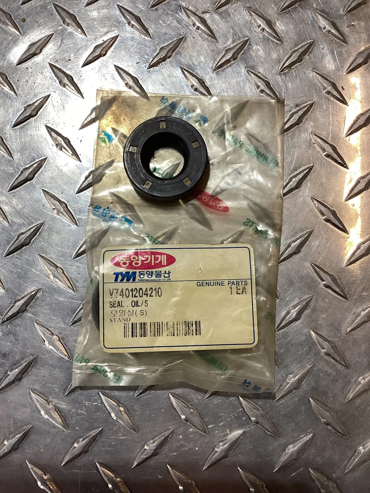 Tym / Mahindra Oil Seal, V7401204210 1