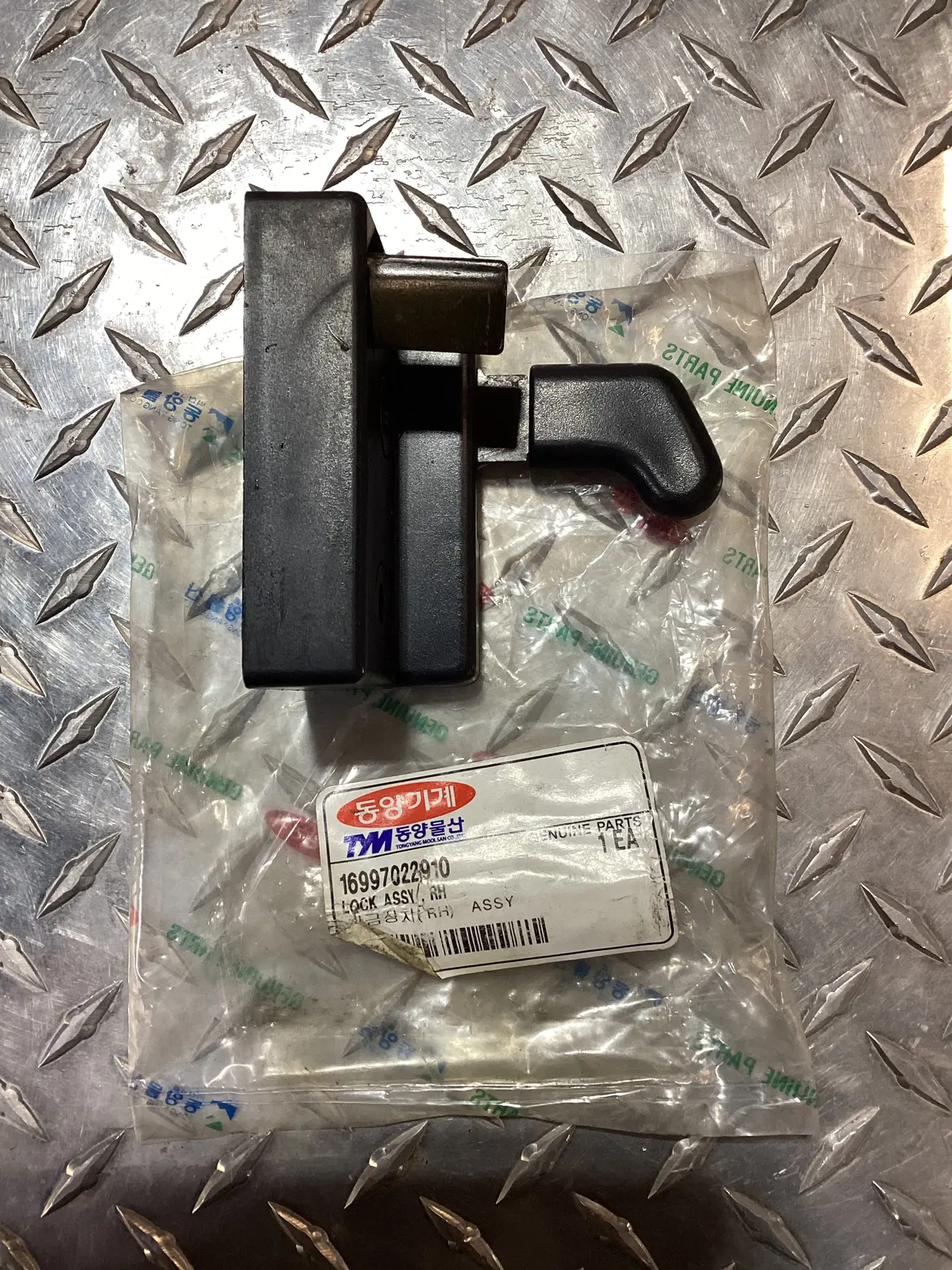 Tym/Mahindra Rh Lock Set, 16997022910 1