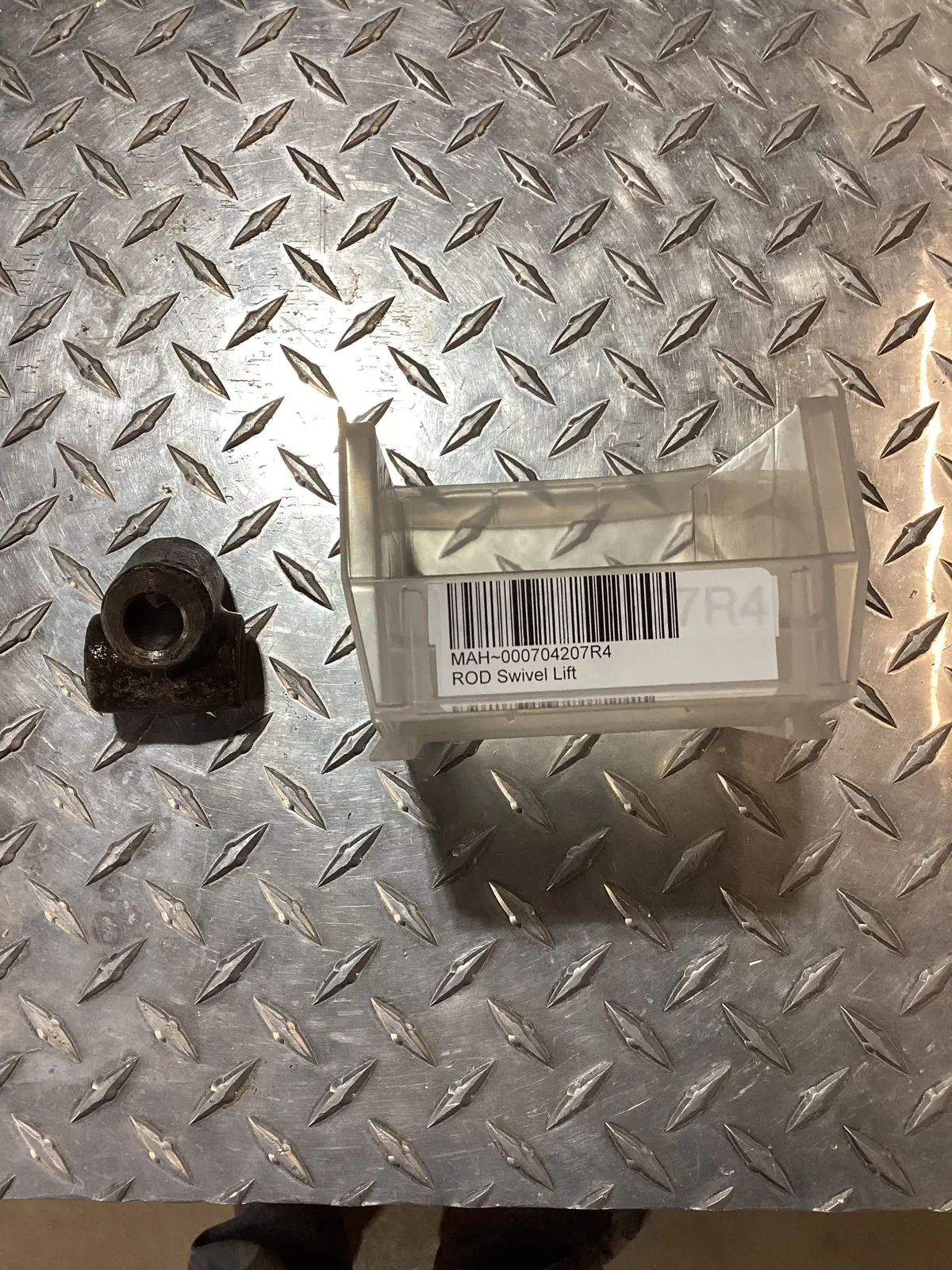 Mahindra Rod Swivel Lift, 000704207R4 1