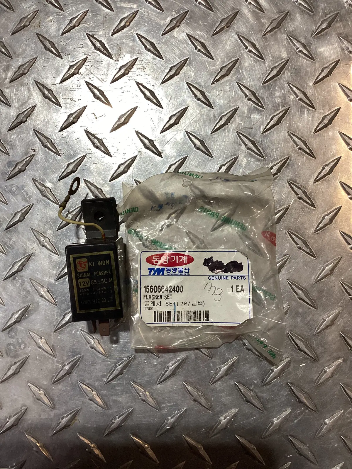 Tym/Mahindra Flasher Set, 15606642400 1