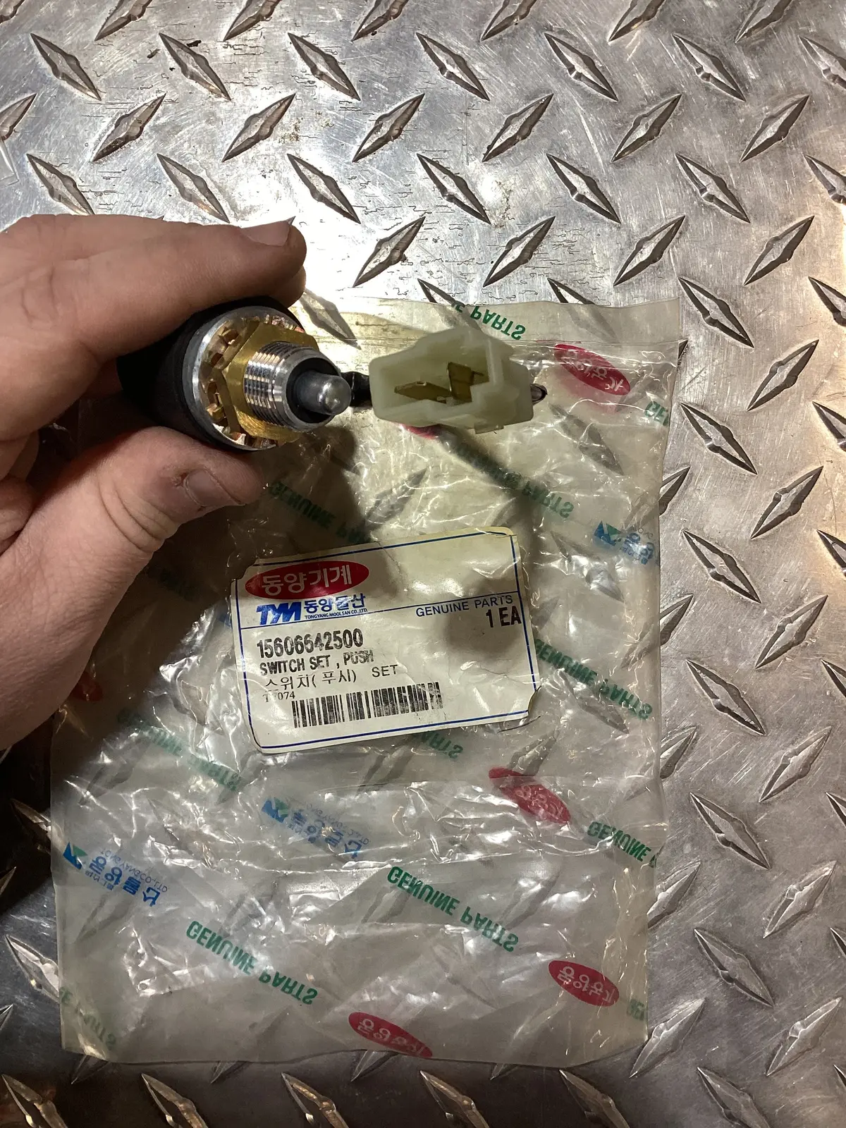 Tym/Mahindra Clutch Switch, 15606642500 1