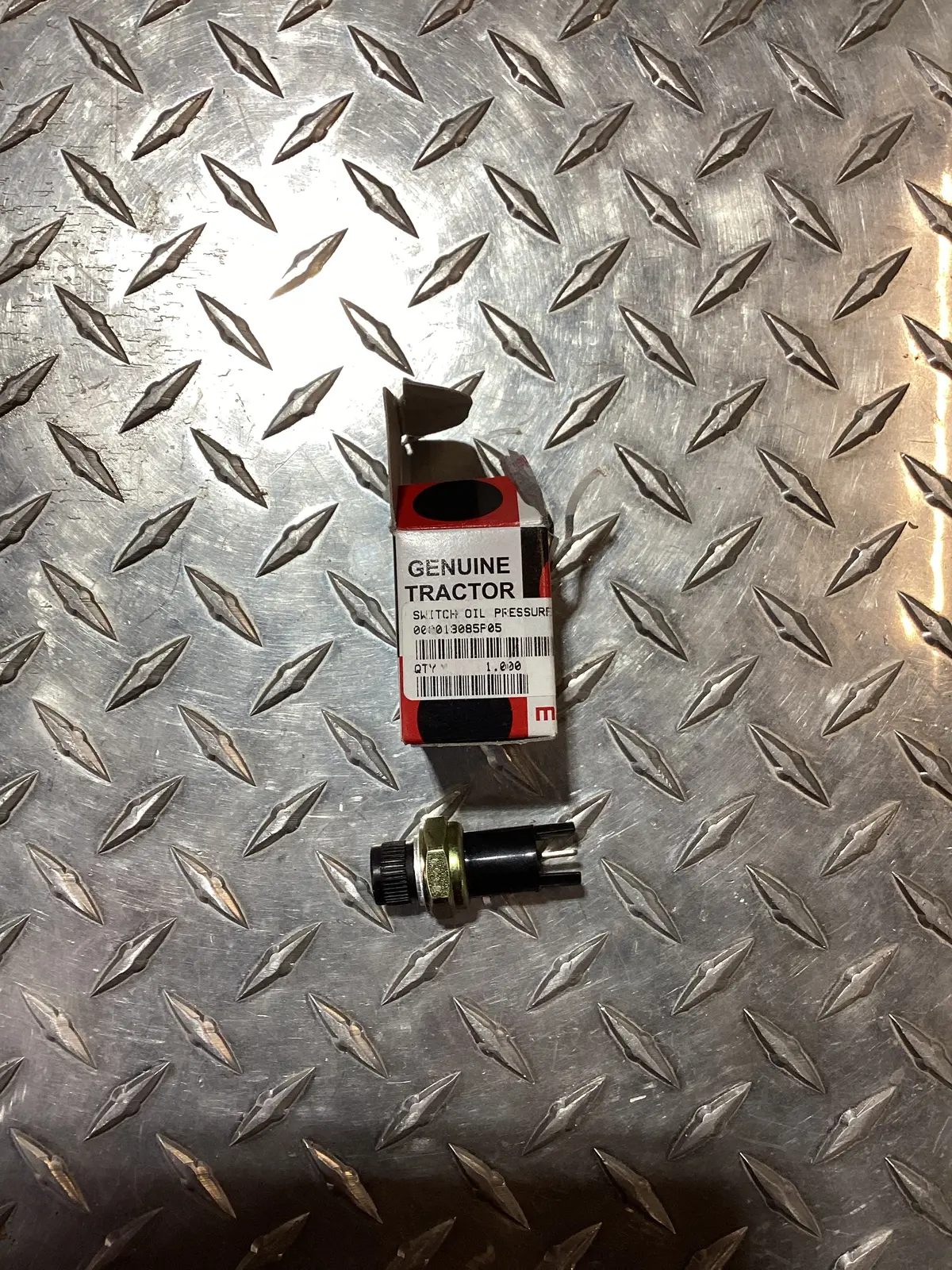 Mahindra Oil Pressure Switch, 000013085P05 1