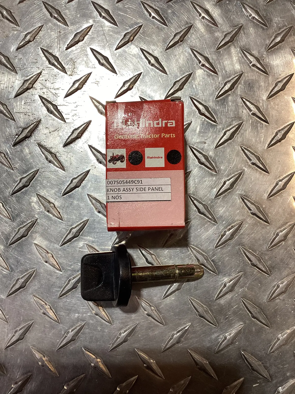Mahindra Side Panel Knob, 007505449C91 1