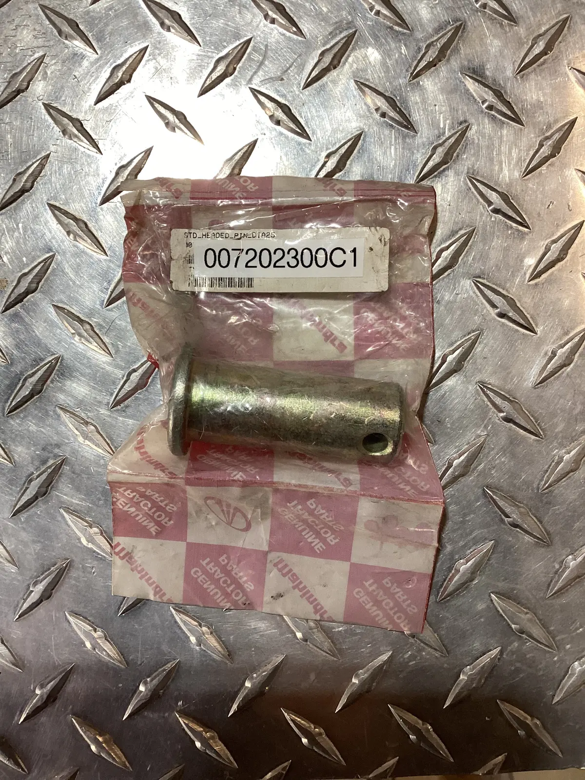 Tym/Mahindra Tractor Lift Arm Pin Assembly, 007202300C1 1