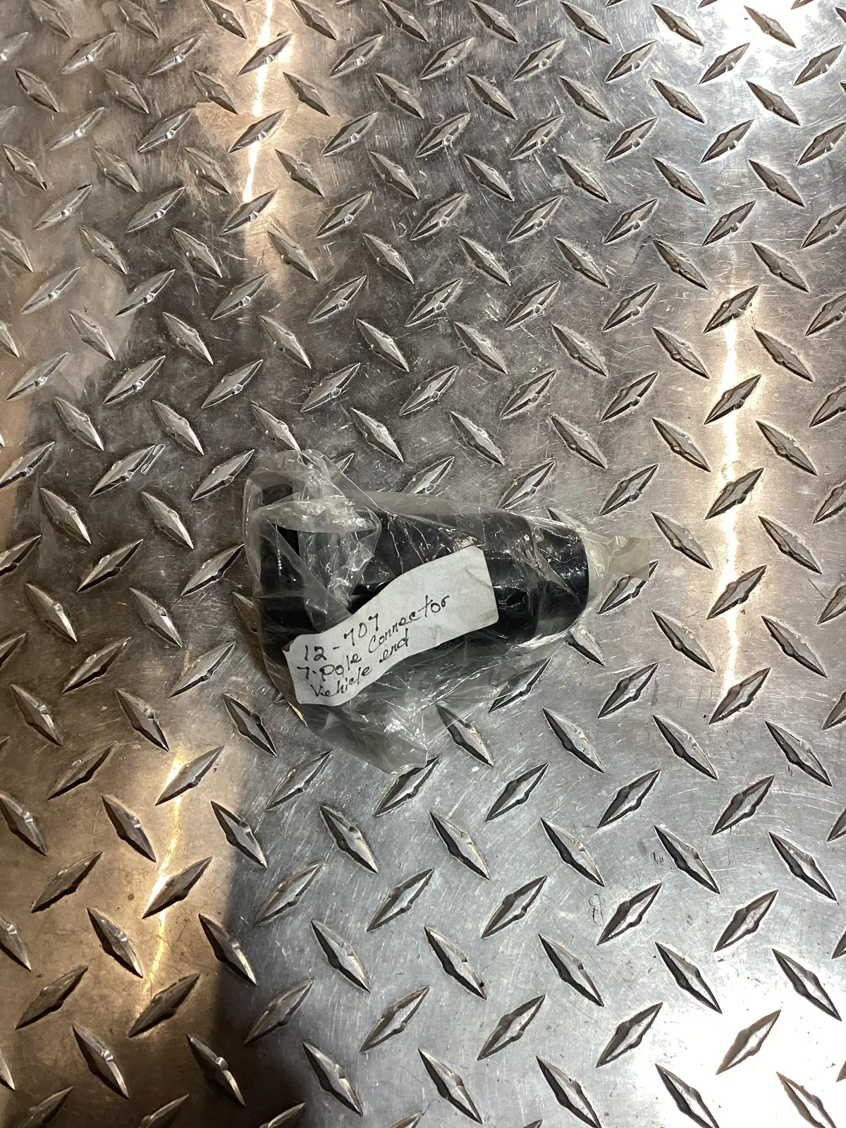 Trailer Connector 7 Pole, Vehicle Side, 12-707 1