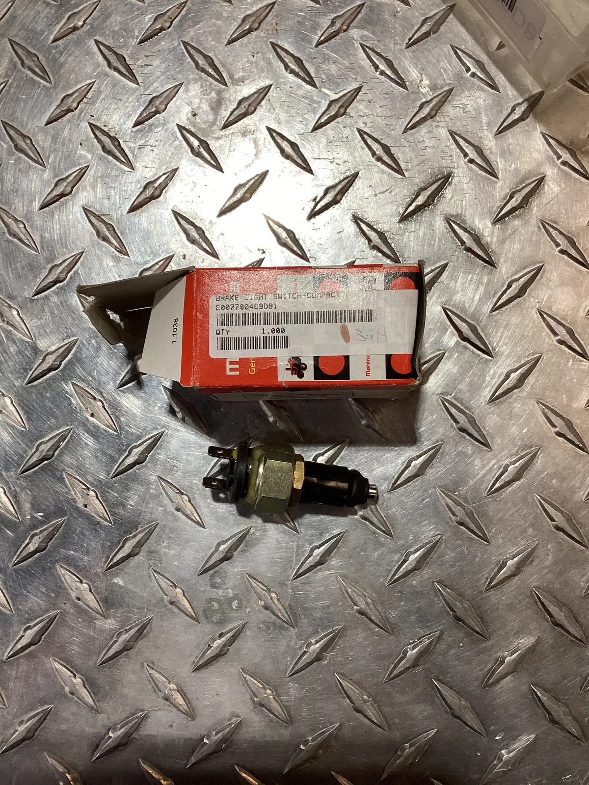 Mahindra Brake Light Switch E007700489d91 1