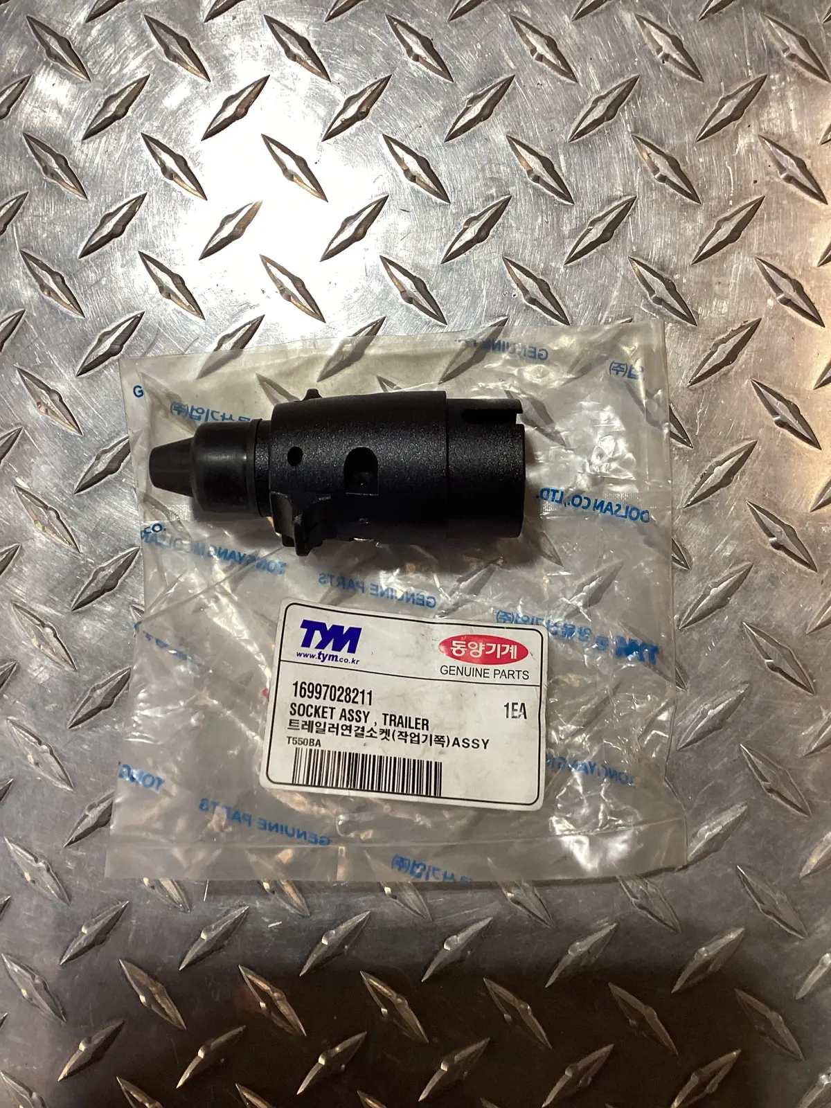 Tym / Mahindra Trailer Socket, 16997028211 1