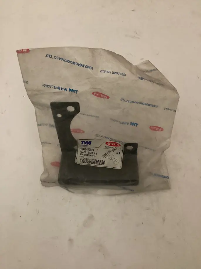 Tym/Mahindra Tractor Plate Lamp Rh, 19026410020 1