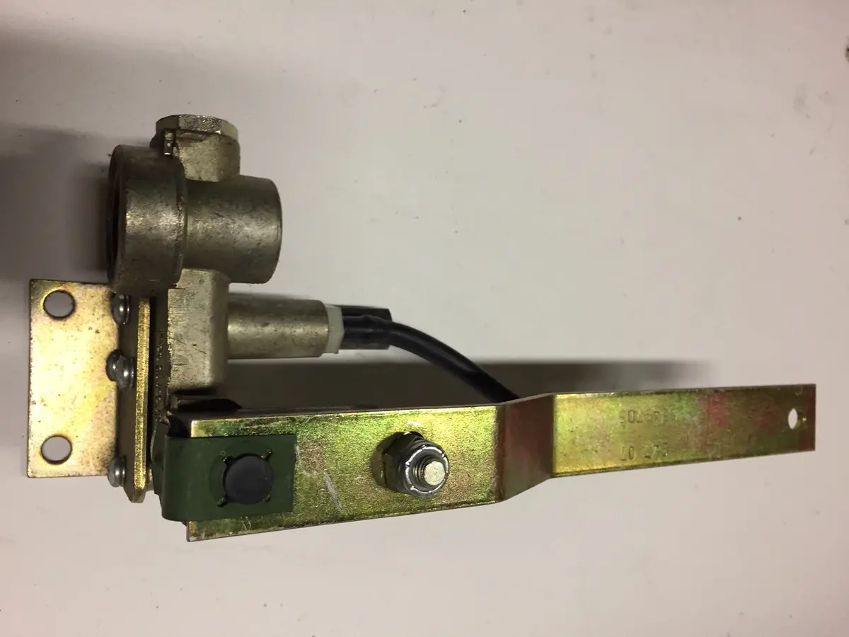 5549706 Leveling Valve 1