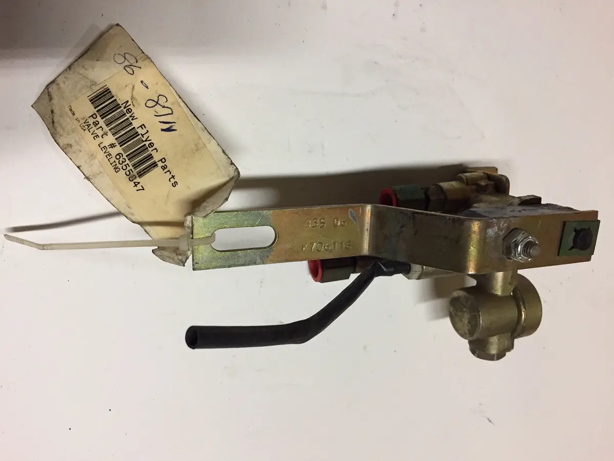 K706116, New Flyer # 6355847 Leveling Valve 1
